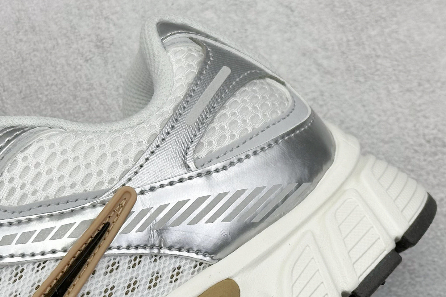 Nike V5 RNR White & Parachute Beige