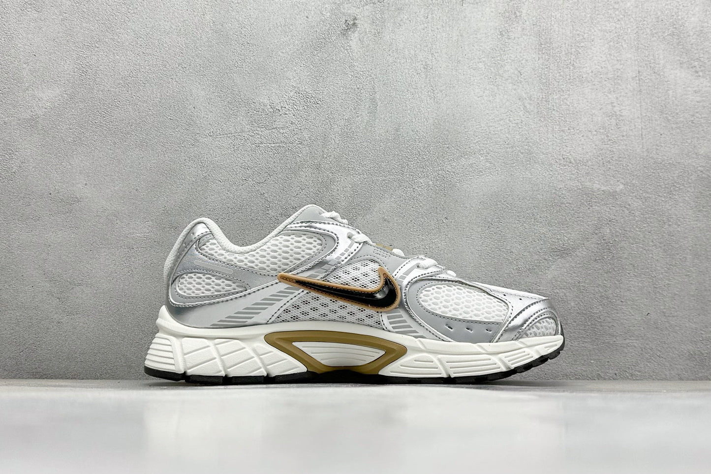 Nike V5 RNR White & Parachute Beige