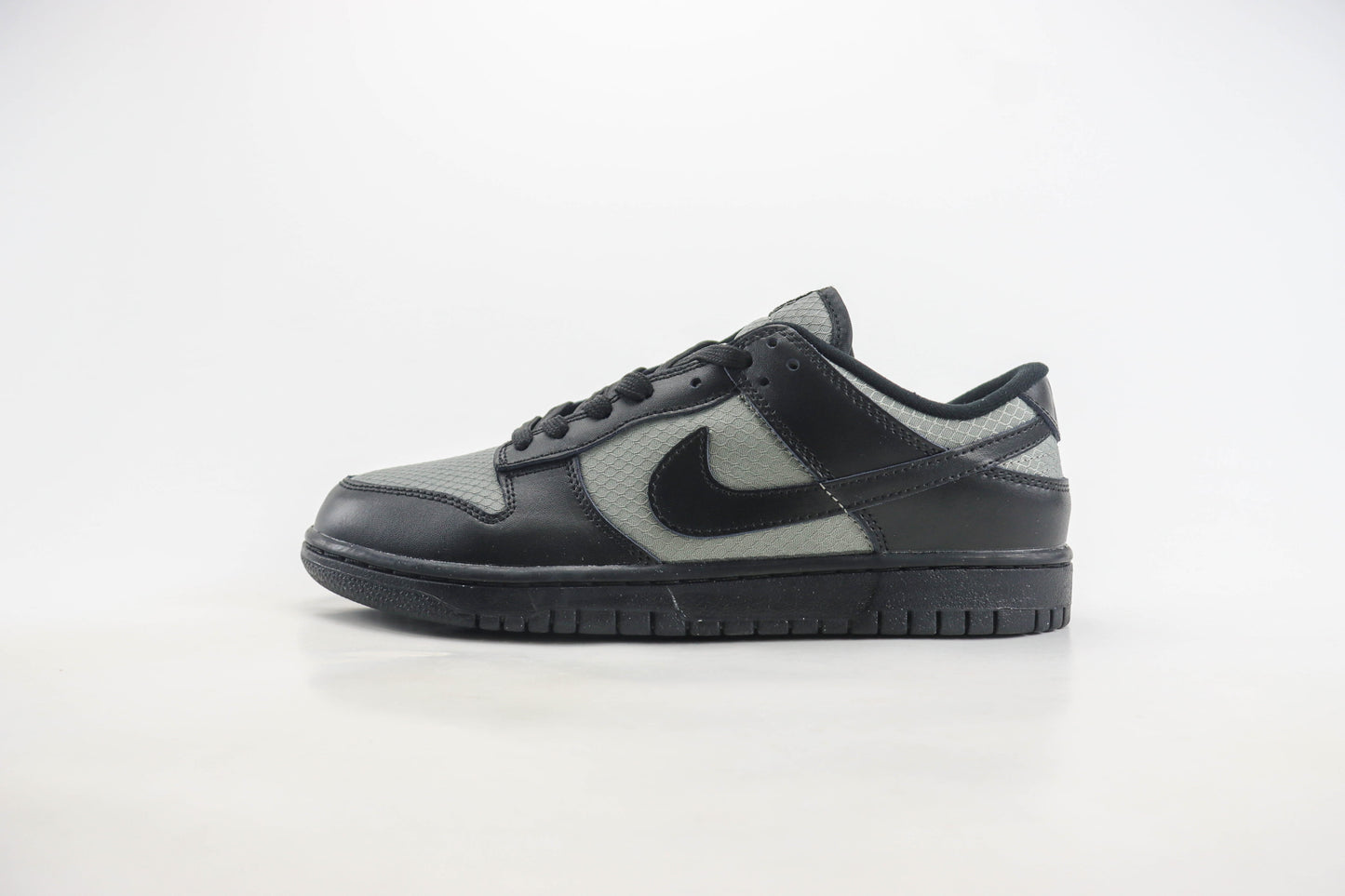 Nike Dunk Low SE Off Noir Smoke Grey