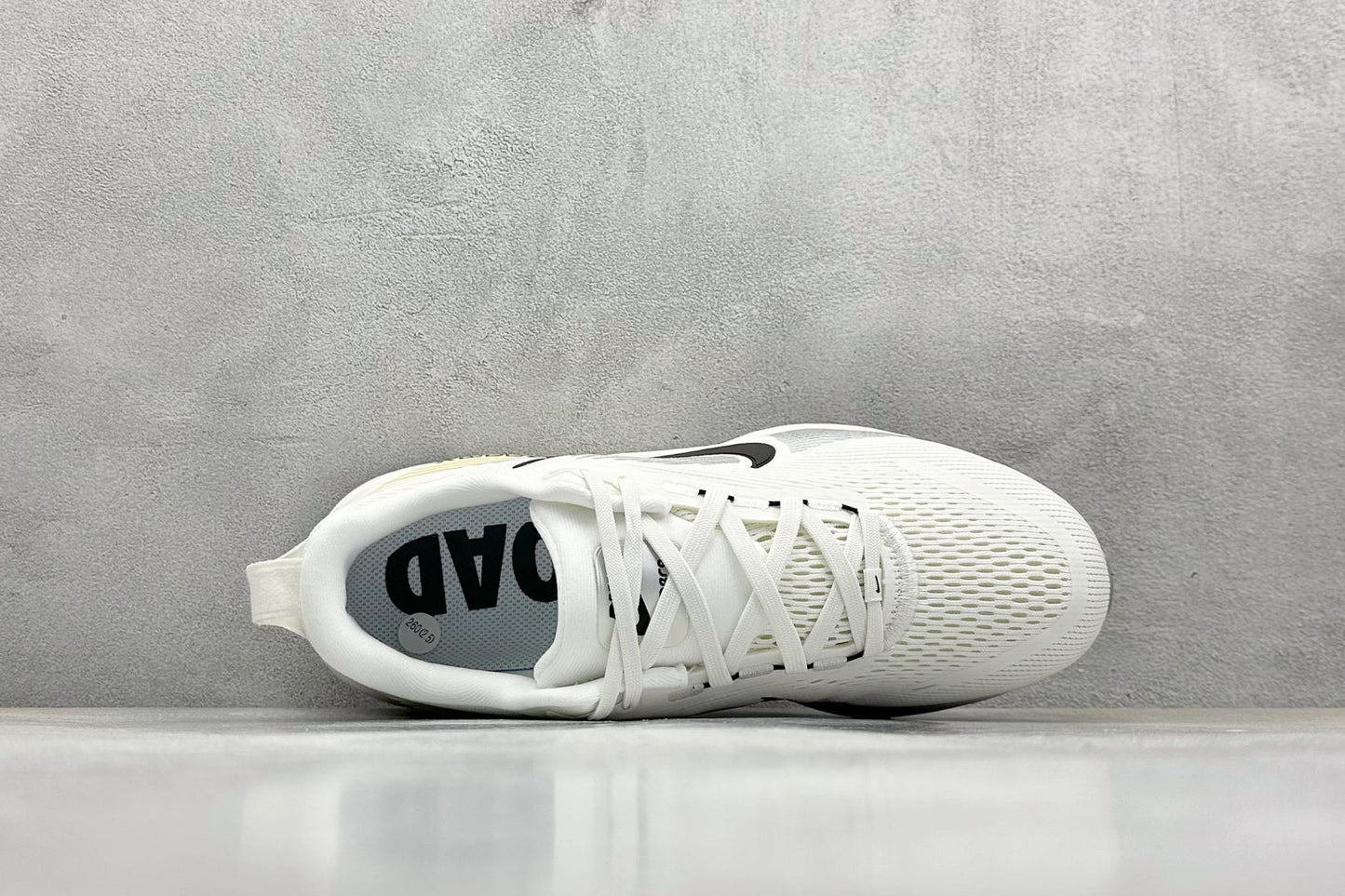 Nike Vomero 18 White & Electric Green