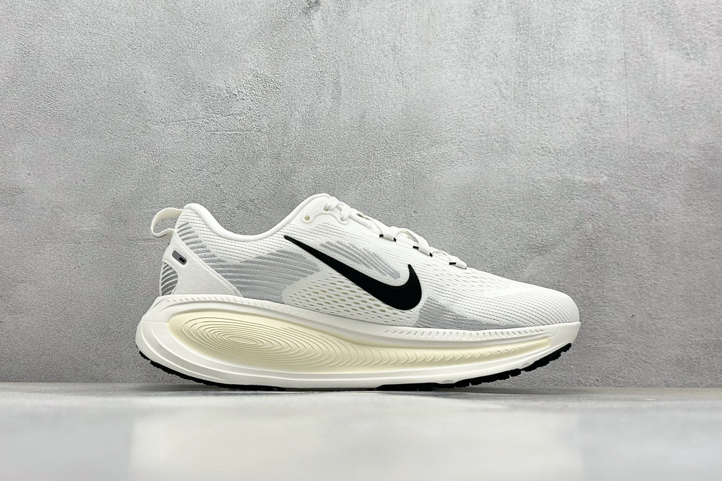 Nike Vomero 18 White & Electric Green