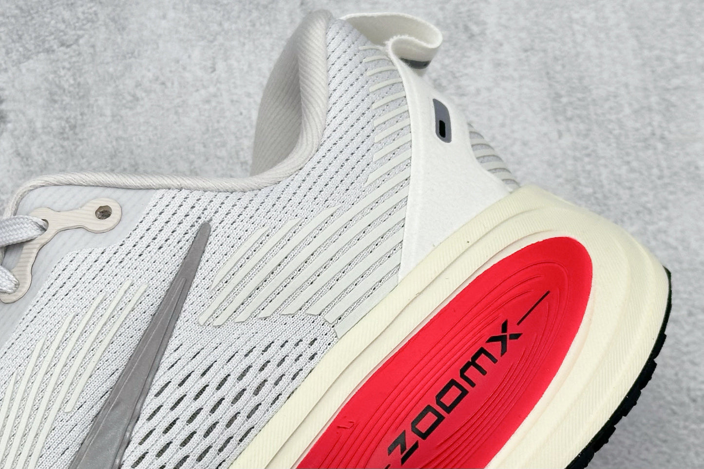 Nike Vomero 18 Platinum Tint Metallic Pewter Siren Red