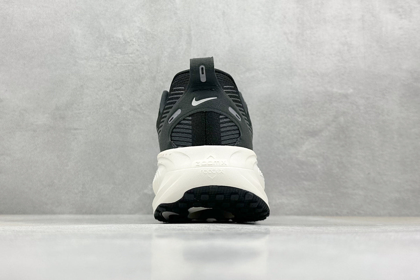 Nike Vomero 18 Black Summit White Coconut Mil