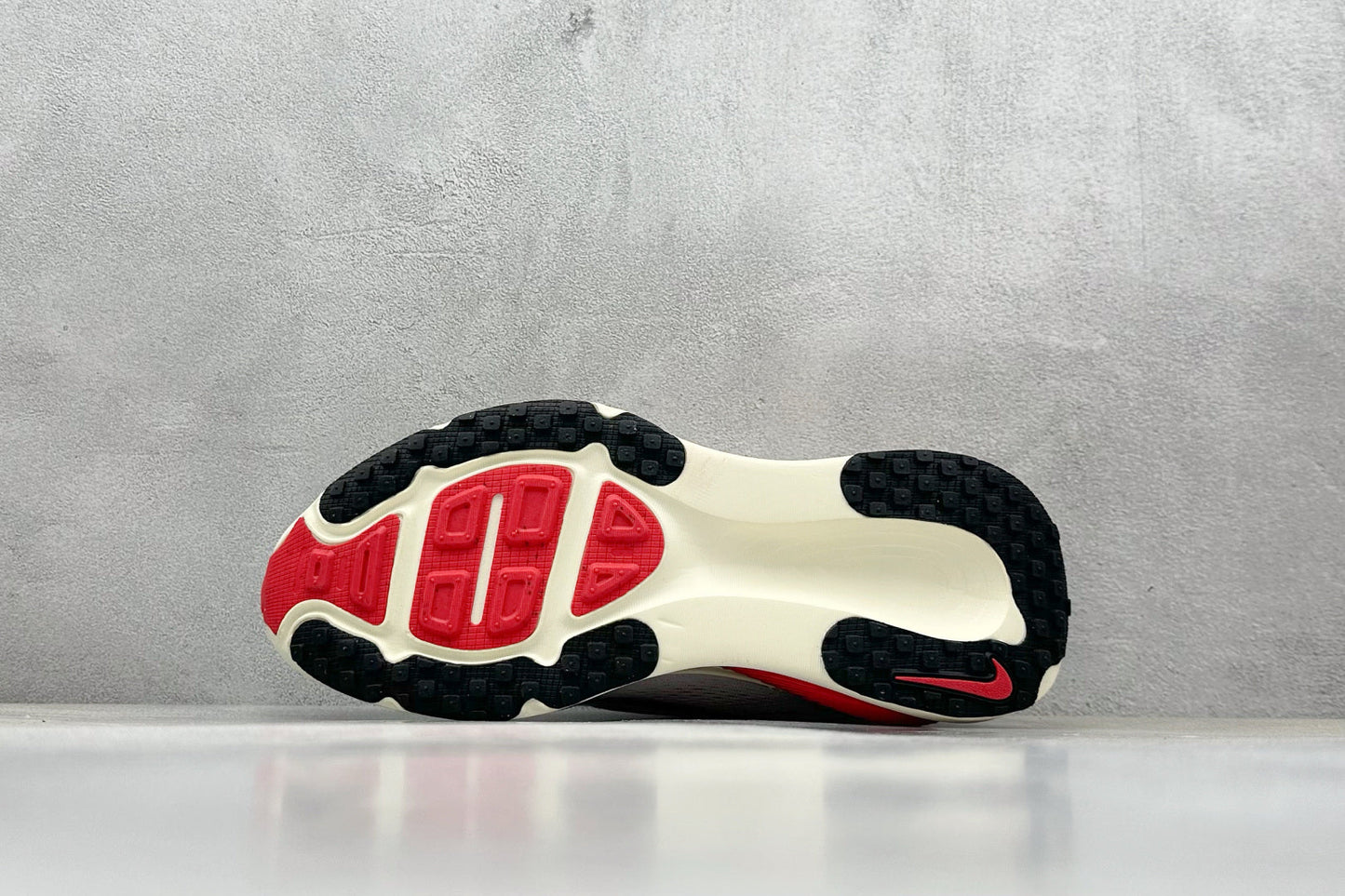 Nike Vomero 18 Platinum Tint Metallic Pewter Siren Red