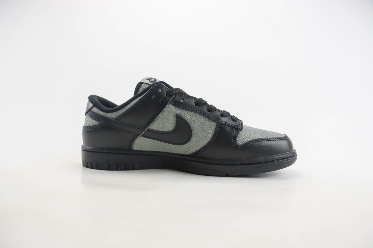 Nike Dunk Low SE Off Noir Smoke Grey